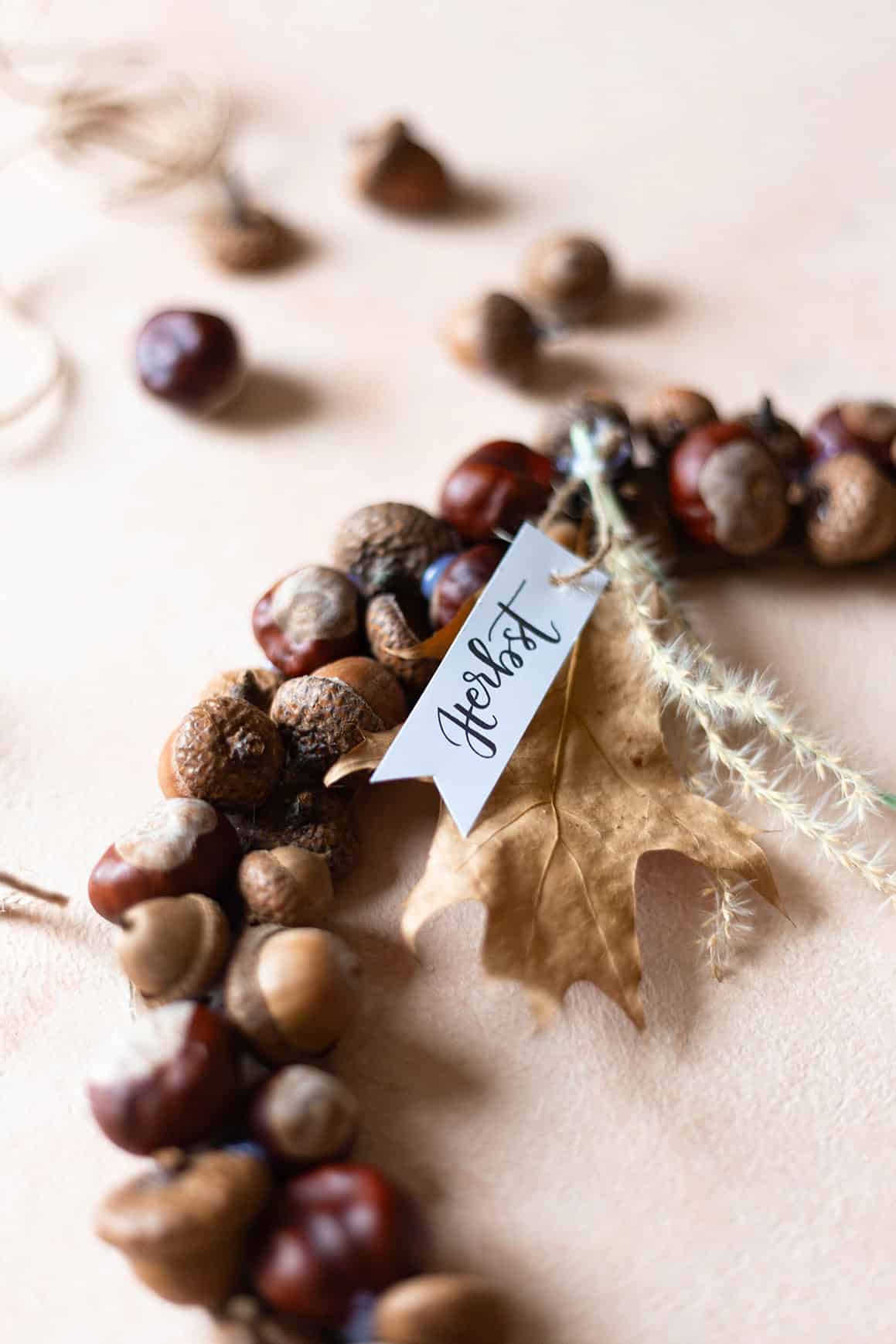 Mit Kastanien basteln: Bastelidee für einen einfachen Herbstkranz