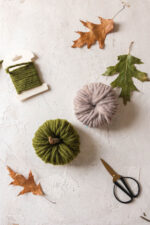 Kürbis basteln mit Wollkordel – einfache DIY-Herbstdeko selbst machen