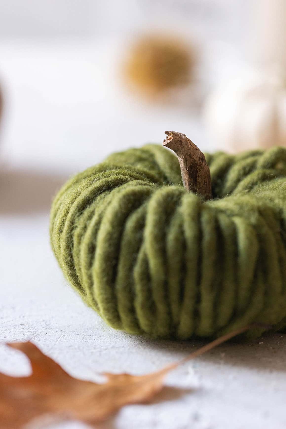 Kürbis basteln mit Wollkordel – einfache DIY-Herbstdeko selbst machen