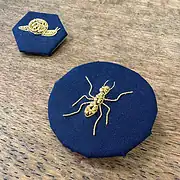 Goldstickerei: Insekten und Falter