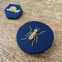 Goldstickerei: Insekten und Falter