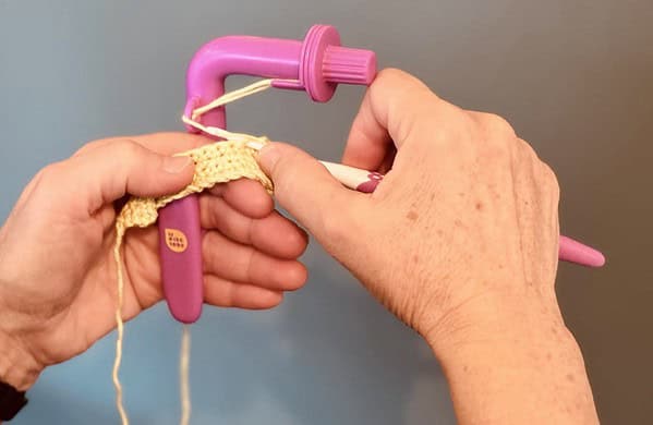 Bastelarbeit mit Handarbeit, Stricknadel und Wäscheklammer, kreatives Handwerksprojekt, DIY-Stricken, handgemachte Textilien, nachhaltiges Handwerk, kreative Handarbeiten, Handmade Kultur.