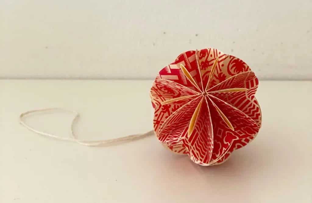 Meditatives Origami: Blütenkugeln aus Papier