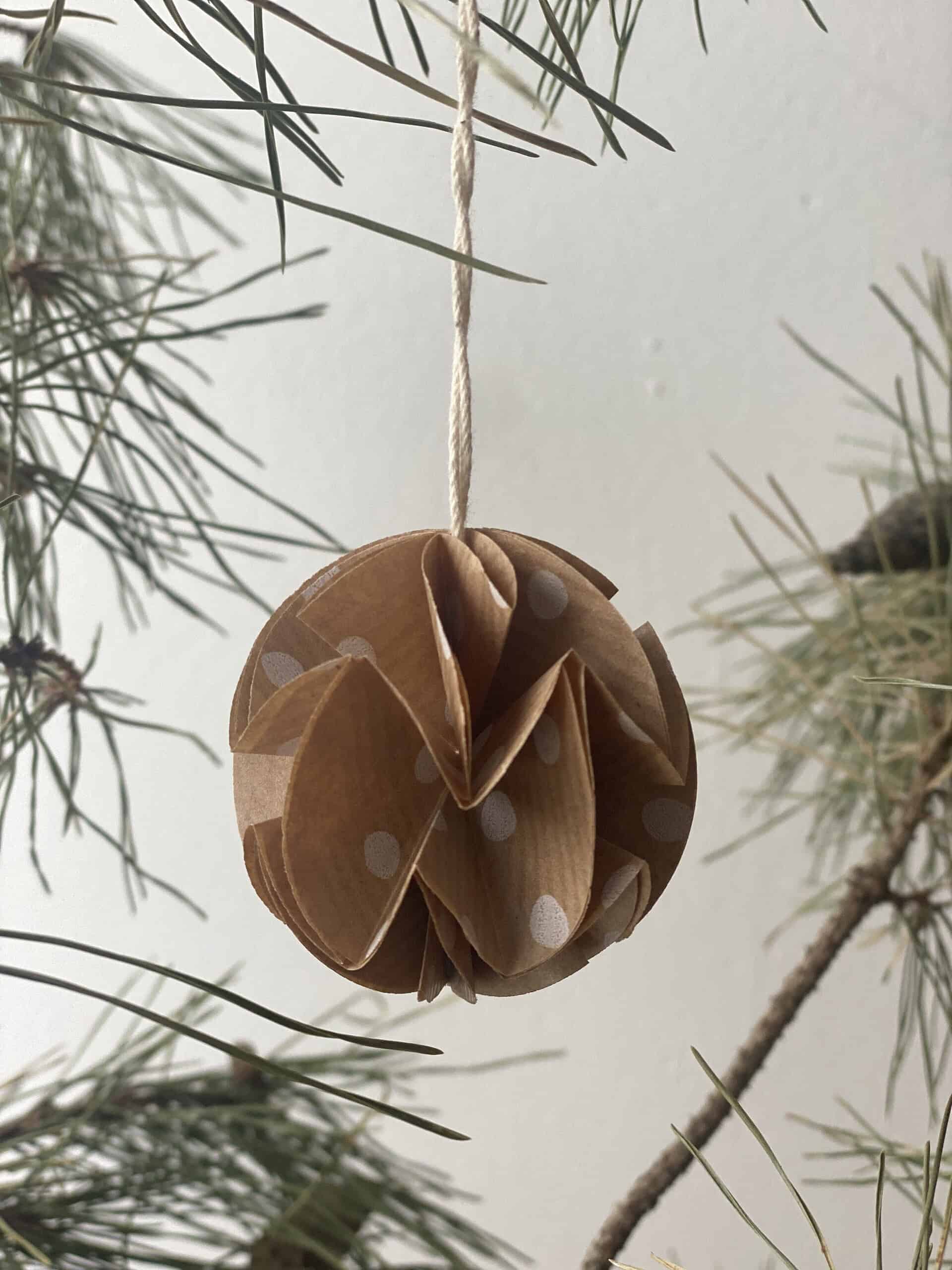 Meditatives Origami: Blütenkugeln aus Papier