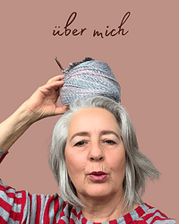 Ältere Frau mit grauem Haar trägt einen roten und weißen gestreiften Pullover, hält eine Nadel mit Garn auf ihrem Kopf, symbolisiert Handarbeit und Kreativität, mit dem Text "über mich".