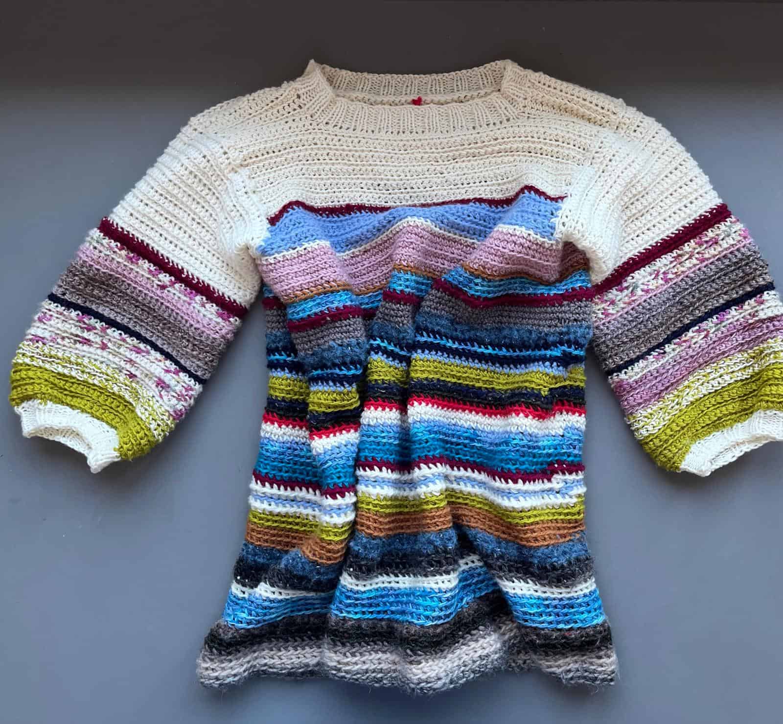 Gehäkelter Pullover aus Wollresten