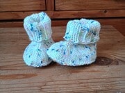 Babyschuhe stricken – ganz ohne Maschenaufnahmen aus dem Rand
