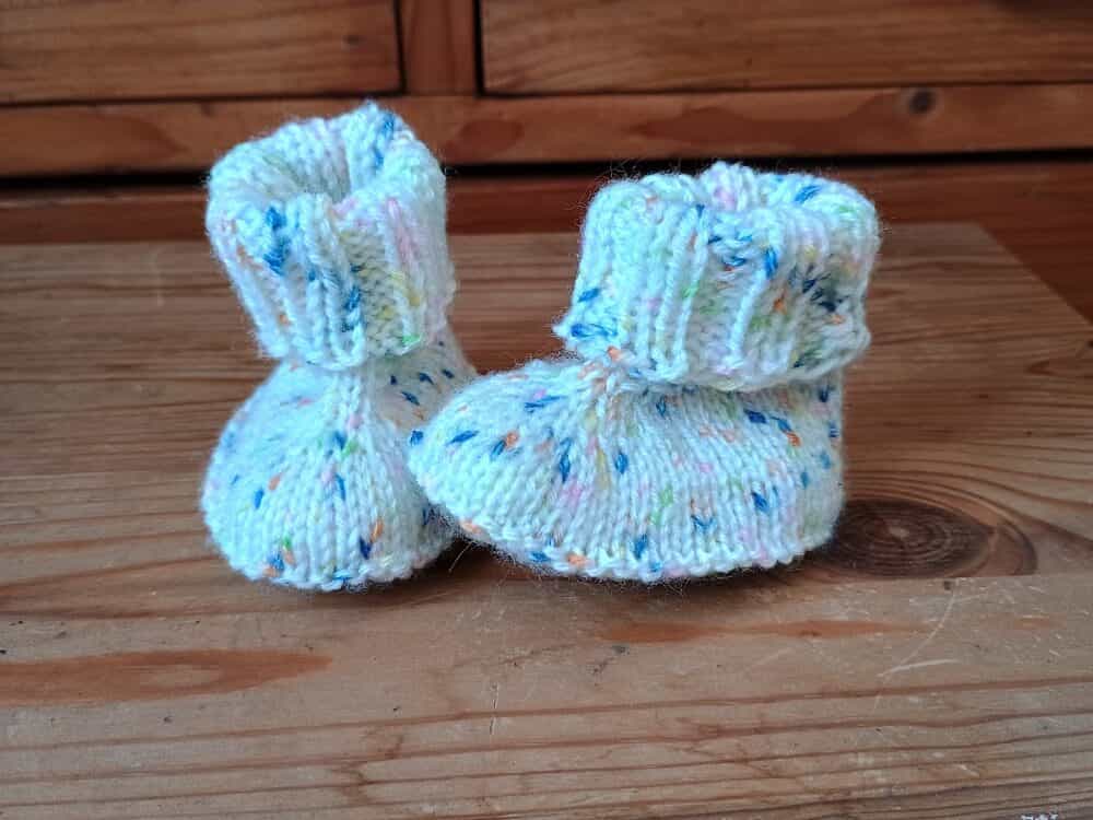 Babyschuhe stricken – ganz ohne Maschenaufnahmen aus dem Rand