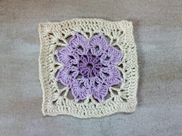 granny-square-mit-grosser-blume-haekelanleitung-schritt-fuer-schritt