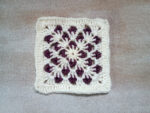 Dekoratives Granny Square mit Blattmuster in zwei Farben