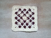 Dekoratives Granny Square mit Blattmuster in zwei Farben