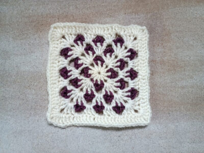 Dekoratives Granny Square mit Blattmuster in zwei Farben