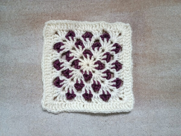 dekoratives-granny-square-mit-blattmuster-in-zwei-farben