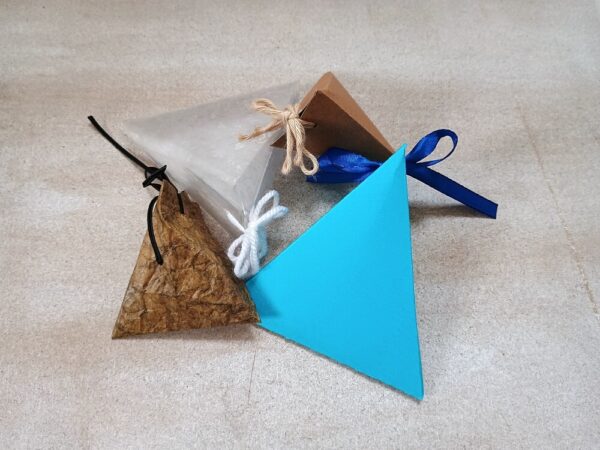 dreieckige-boxen-falten-aeur-schnelles-diy-fuer-kleine-geschenke