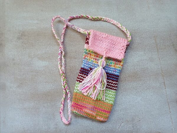 handytasche-aus-garnresten-aeur-strickanleitung-in-spiralrunden-gumaeurgum
