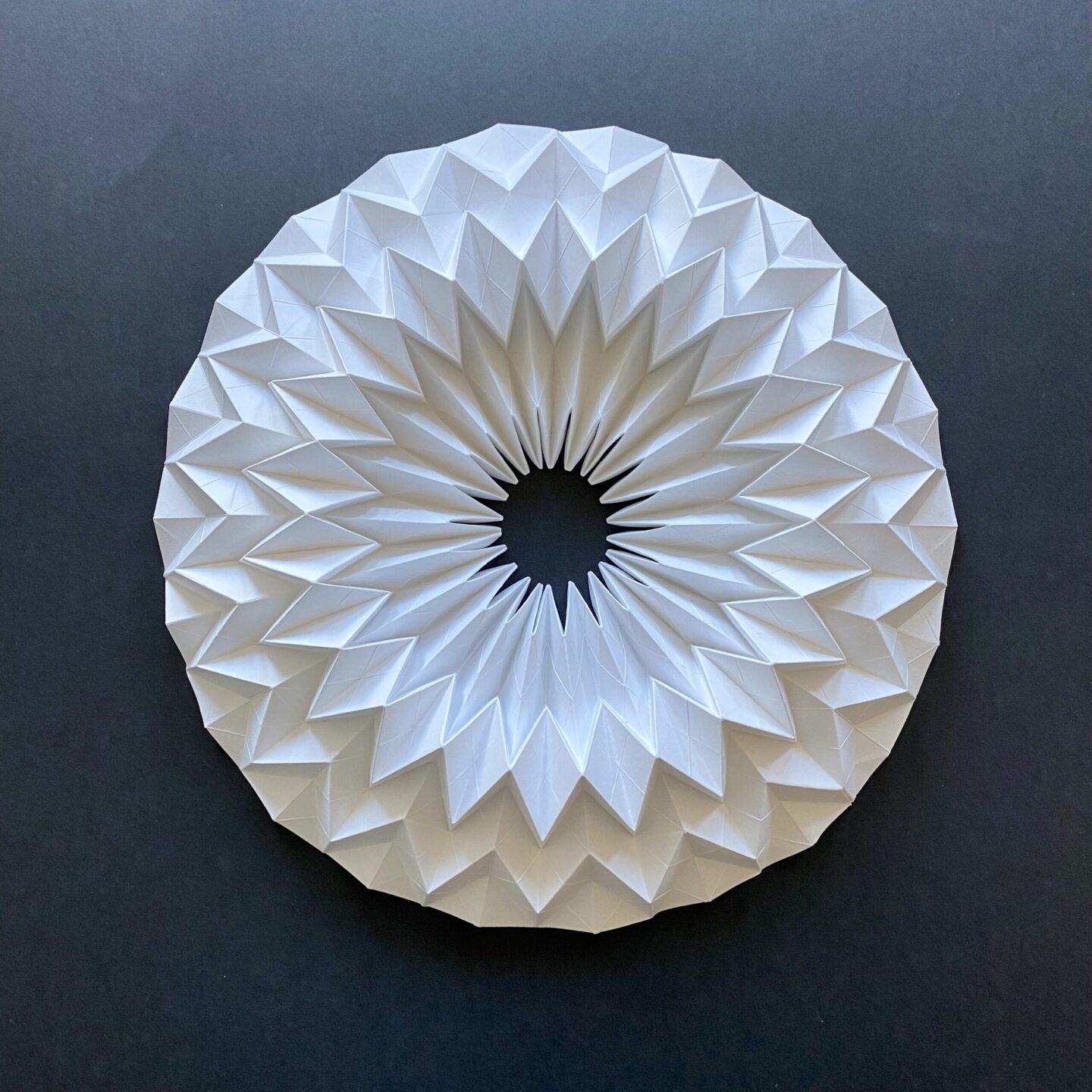 Falttechniken: Eine Sonne aus Papier