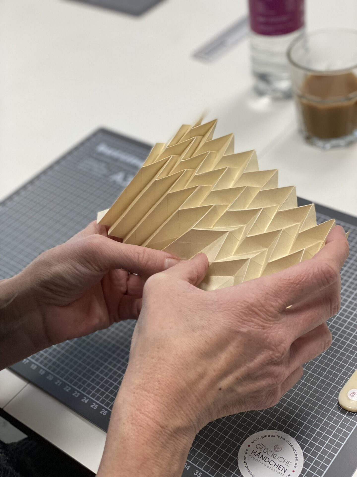 Falttechniken: Eine Sonne aus Papier