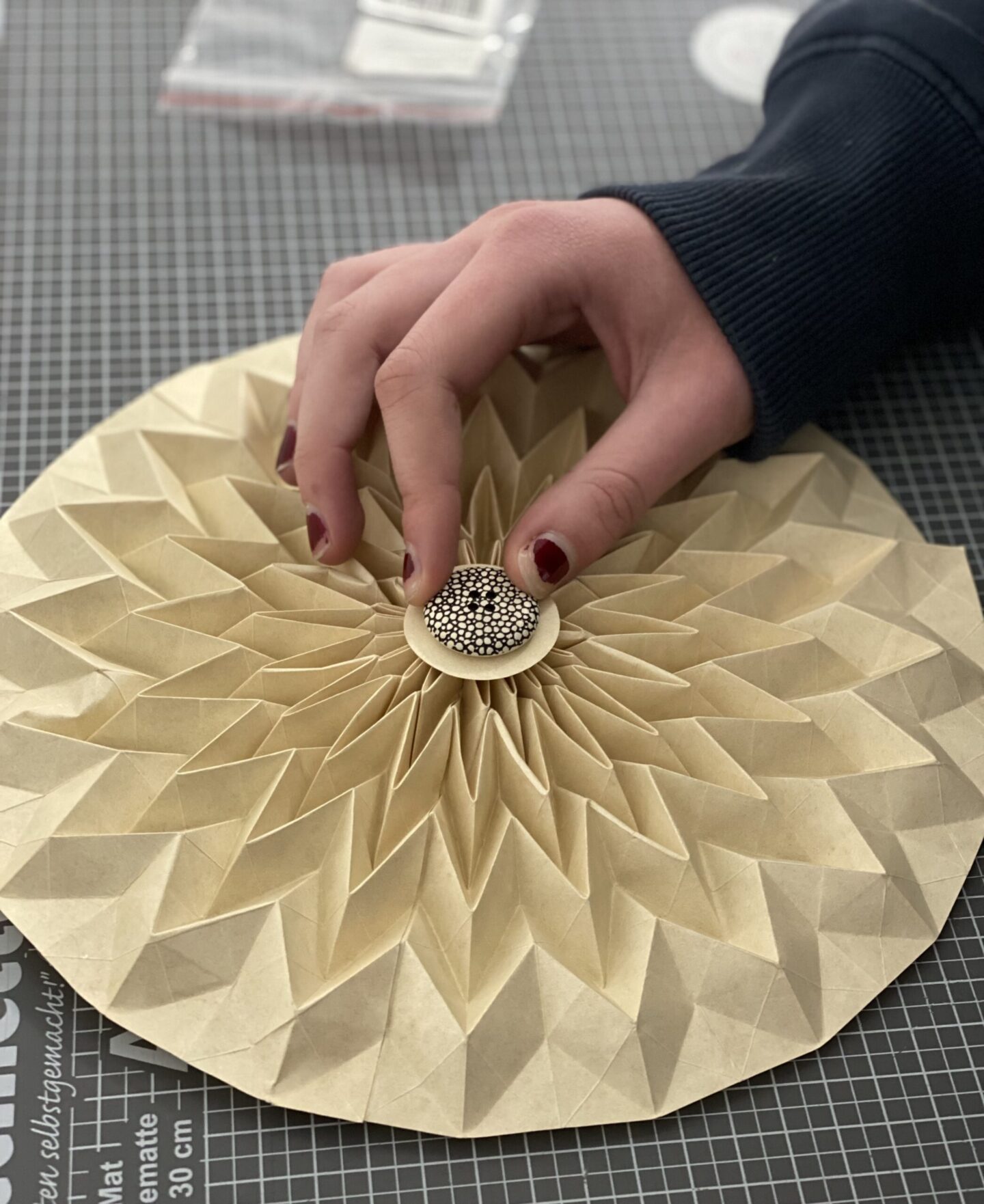 Falttechniken: Eine Sonne aus Papier