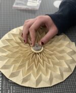 Falttechniken: Eine Sonne aus Papier
