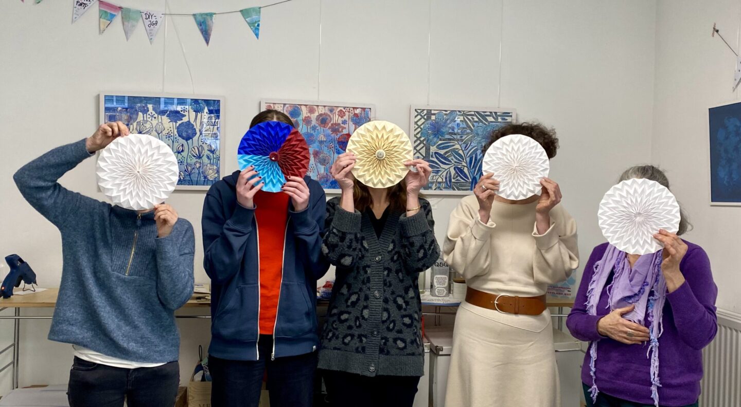 Falttechniken: Eine Sonne aus Papier