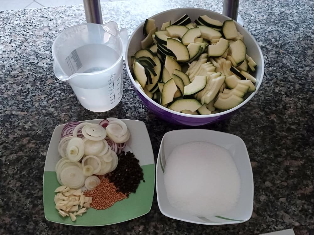 Zucchini süß-sauer einlegen – Rezept + DIY Etiketten