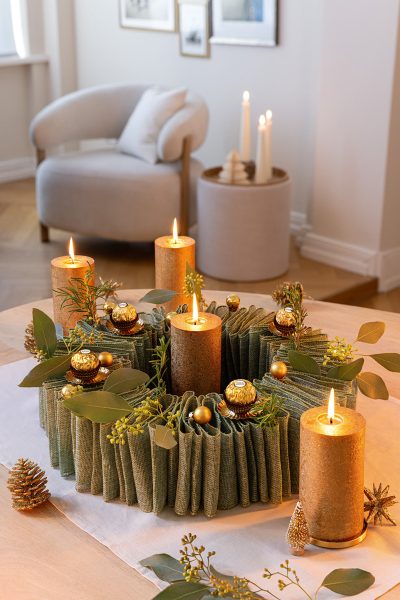 Salbeigrüner Adventskranz aus Juteband mit goldenen Kerzen und Ferrero Rocher