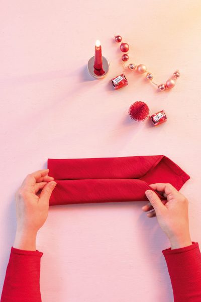 Serviette zum Herz falten, Schritt 2