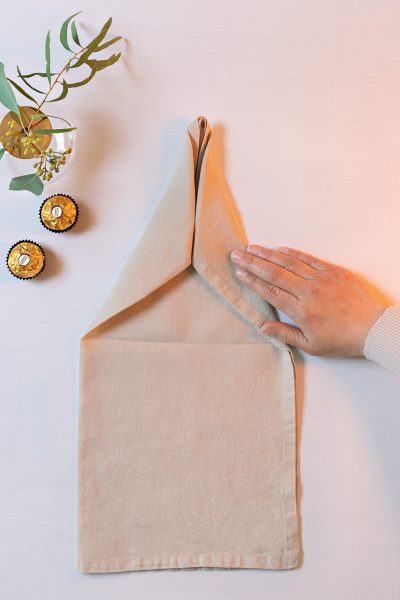 Tannenbaumserviette falten, Schritt 4