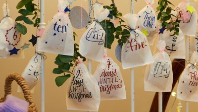Einfache Adventskalender-Idee – Füllen, zubinden und aufhängen