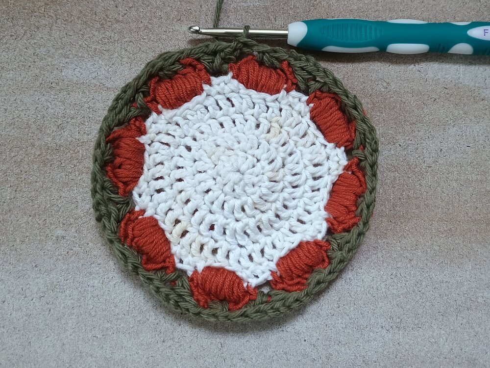 Granny Square mit Kürbissen – Häkelanleitung für eine herbstliche Deko