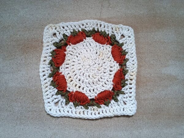 Granny Square mit Kürbissen - Häkelanleitung für eine herbstliche Deko