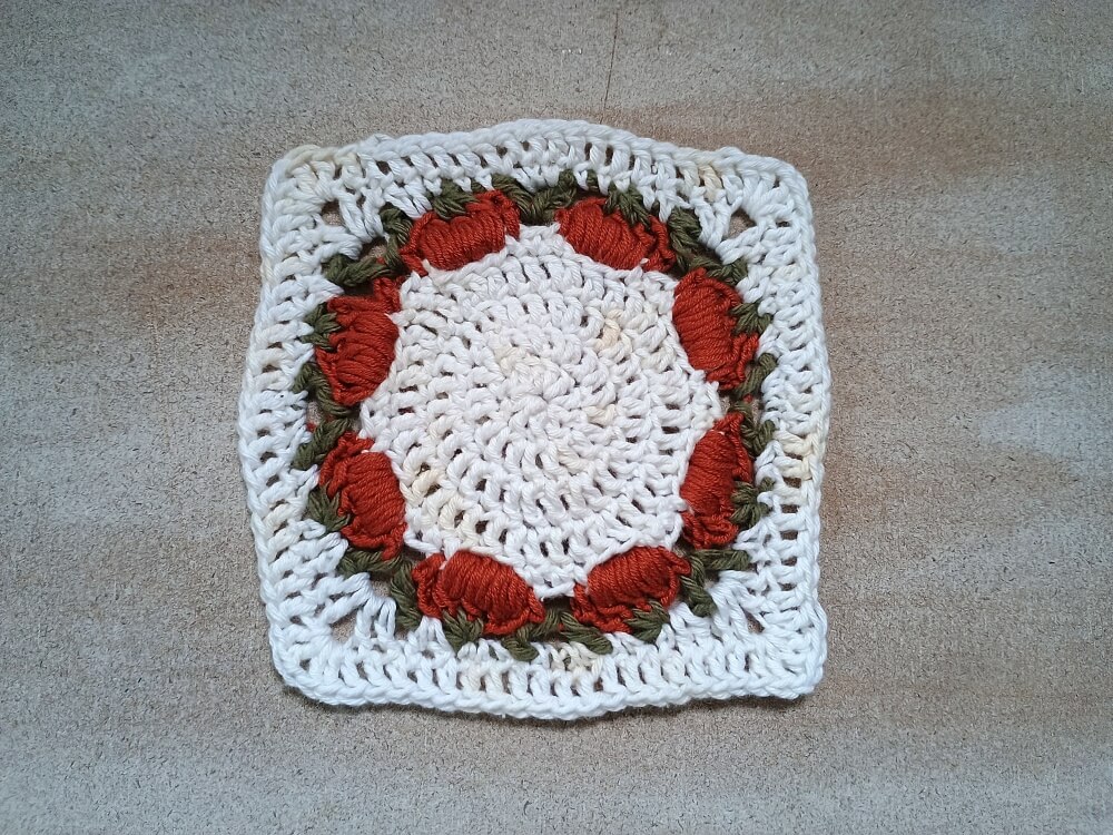 Granny Square mit Kürbissen – Häkelanleitung für eine herbstliche Deko