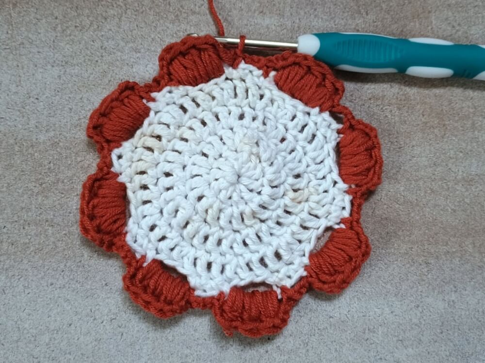 Granny Square mit Kürbissen – Häkelanleitung für eine herbstliche Deko