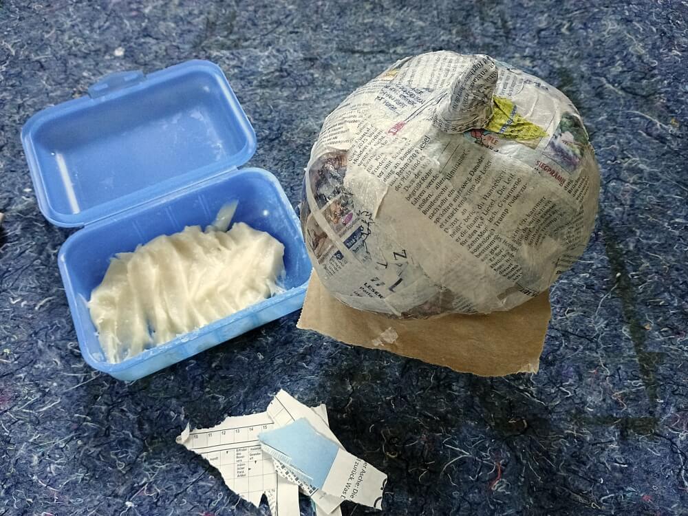 Kürbis mit Innenfläche basteln – herbstliche Deko aus Zeitungspapier und Mehlkleister