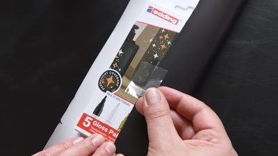 Geschenkpapier selbst gestalten – Geschenk mit dem Restpapier einschlagen