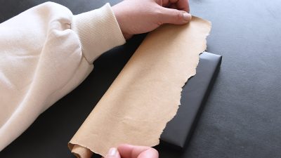 Geschenkpapier selbst gestalten – Zweiten Papierbogen darüber wickeln