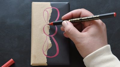 Geschenkpapier selbst gestalten – Schleife mit dem Pinselstift malen
