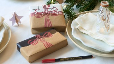 Geschenkpapier selbst gestalten – Schleifenband und Verzierungen ergänzen