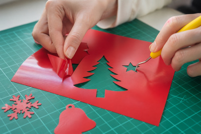 Rote Plotterfolie mit Tannenbaum und Stern entgittern (KI-Platzhalter)