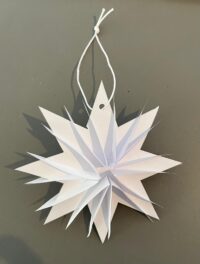 3D-Papierstern: Schneiden, falten, zusammenstecken