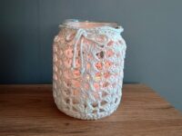 Glas umhäkeln – Anleitung für ein Windlicht im gemütlichen Boho-Stil