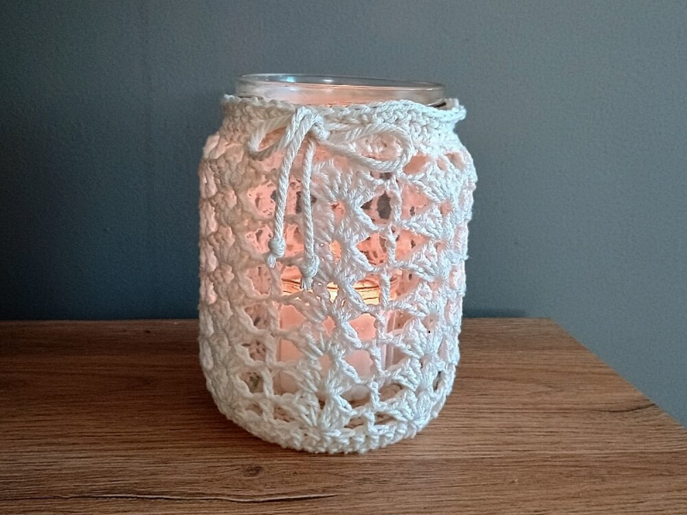Glas umhäkeln – Anleitung für ein Windlicht im gemütlichen Boho-Stil