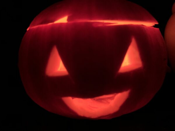 halloween-kuerbis-schnitzen-so-wird-dein-kuerbis-zur-leuchtenden-fratze