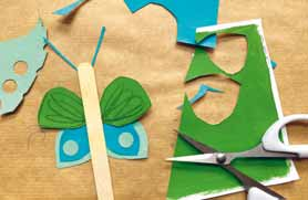Flügel aus grünem und blauem Papier werden ausgeschnitten