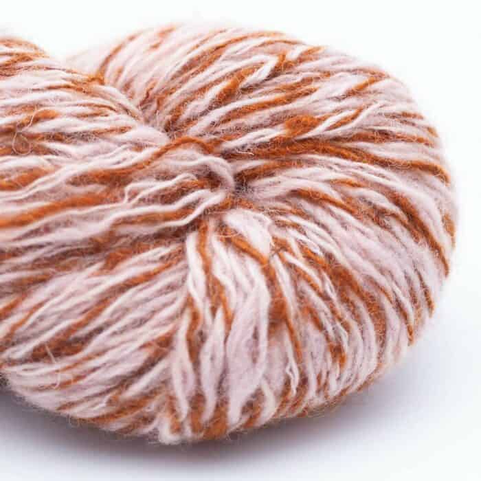 So Soft Yak and Sartuul 3-ply fingering handgesponnen eagle soul (white/orange) - Nomadnoos